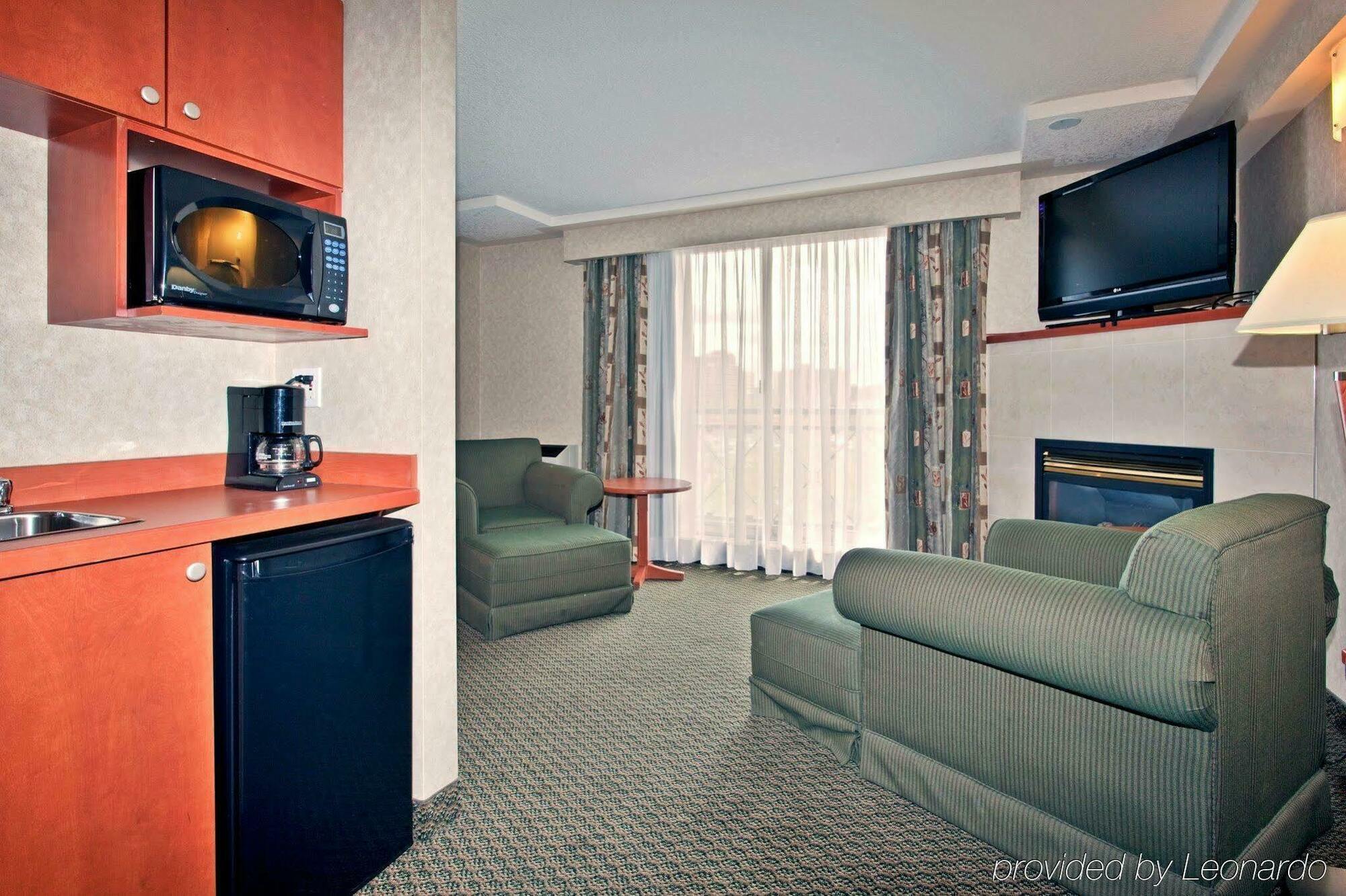 Holiday Inn Express And Suites Calgary By Ihg Екстер'єр фото