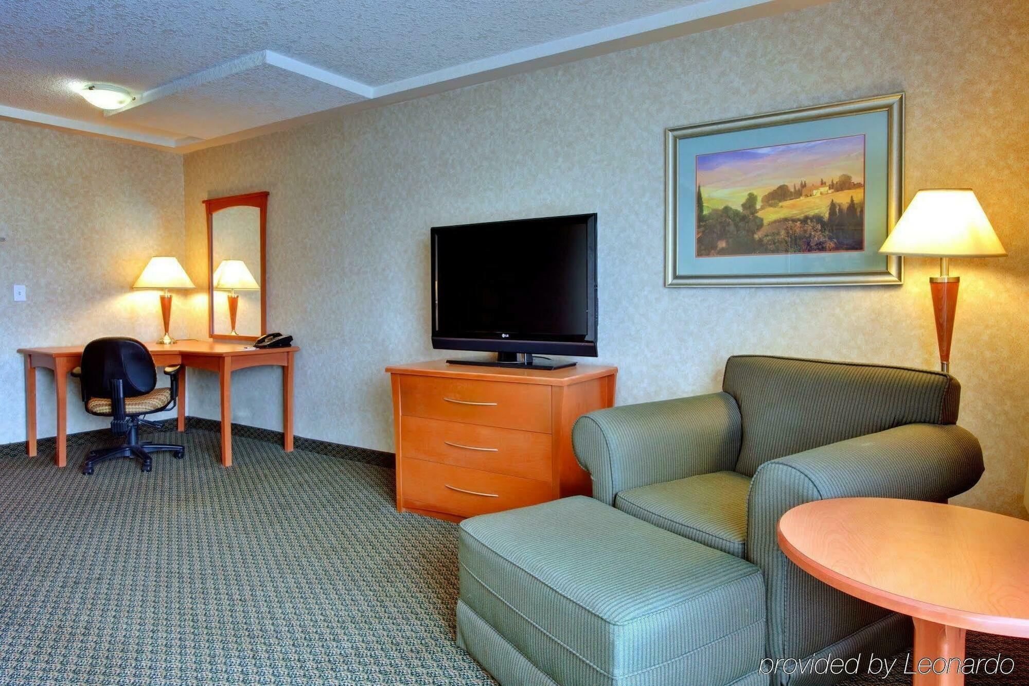 Holiday Inn Express And Suites Calgary By Ihg Номер фото